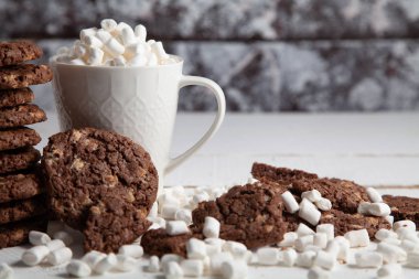 Şekerleme ve ev yapımı kurabiye kahve içecek.