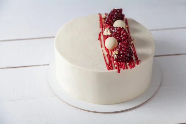 Beyaz tasarımcı pasta. Minimalizm.  