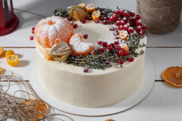 Güzel pasta tüm yuvarlak kek. Şenlikli ruh hali.