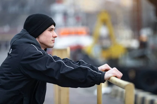 Sağlıklı bir yaşam tarzı çekici spor adamı.