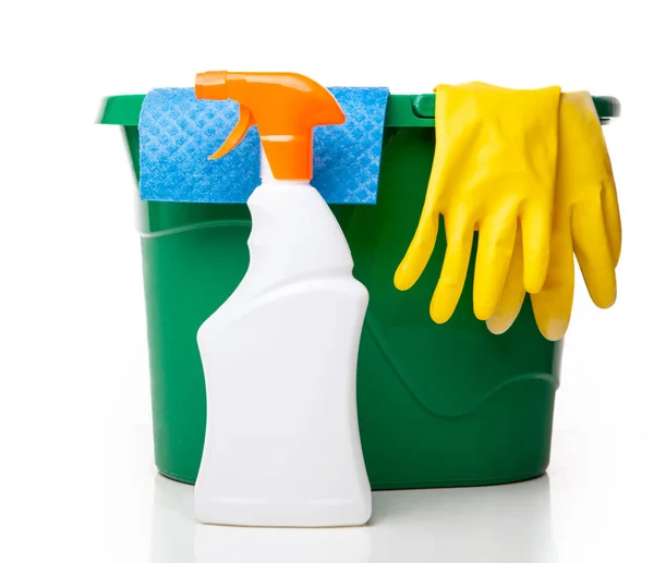 Ev temizliği için temel öğeleri. Beyaz bir arka plan üzerinde.