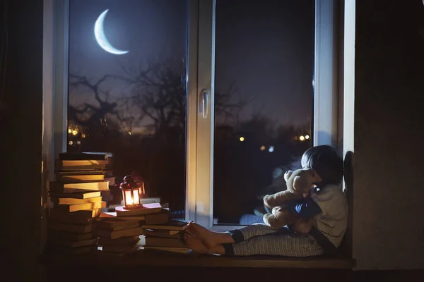 Niño Sienta Por Noche Alféizar Ventana Abraza Juguete Mira Luna — Foto de Stock