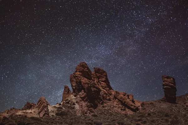 Yıldızlı gökyüzü ve Samanyolu Kanaryalar üzerinde Teide Yanardağı üzerinde.