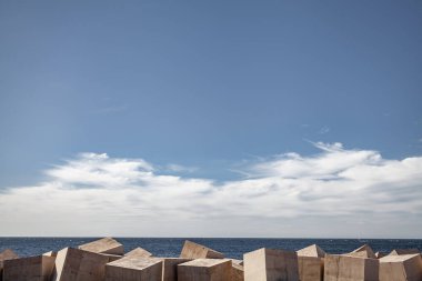 Deniz manzarası. Sahil güçlendirilmesi dalgakıran görüntülemek.