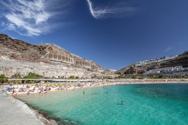 İnsanlar tatile sahilde rahatlatıcı.