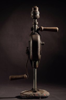 Vintage araç koyu arka plan üzerinde. Antika.