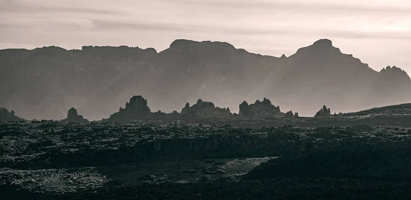 Güzel manzara adanın volkanik dağlar bakan.