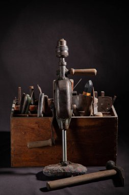 El ile karanlık bir arka plan üzerinde çalışmak için vintage araçları.