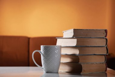 Kitap ve lezzetli bir içki ile Kupası.