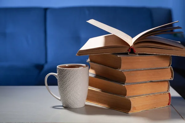 Kitap ve lezzetli bir içki ile Kupası.