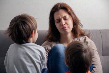 Kadın anne depresyon yorgun ve çocuklar çocuklar.