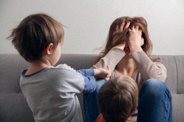 Kadın anne depresyon yorgun ve çocuklar çocuklar.