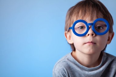 Mavi bir arka plan üzerinde şirin bir çocuk portresi.