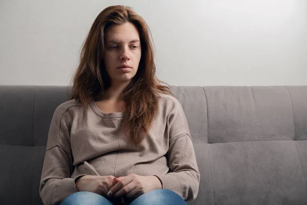 Porträt Eines Traurigen Mädchens Das Auf Einer Couch Sitzt — Stockfoto