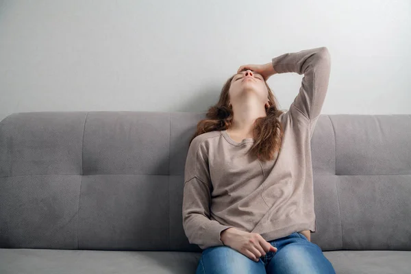 Jonge Vrouw Zittend Bank Depressief — Stockfoto