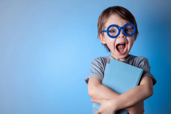 Gözlüklü bir yakışıklı okul öncesi çocuk portresi.