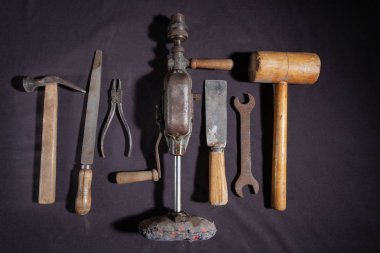 Siyah bir zemin üzerine el vintage çalışma araçları.