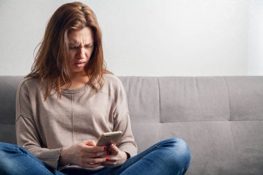 Genç bir kadın ve bir oda içinde hareket eden telefon.