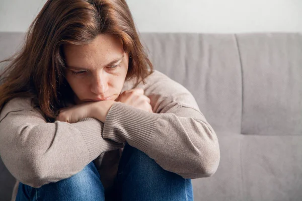 Una Giovane Donna Sola Siede Con Braccia Incrociate Piedi Triste — Foto Stock