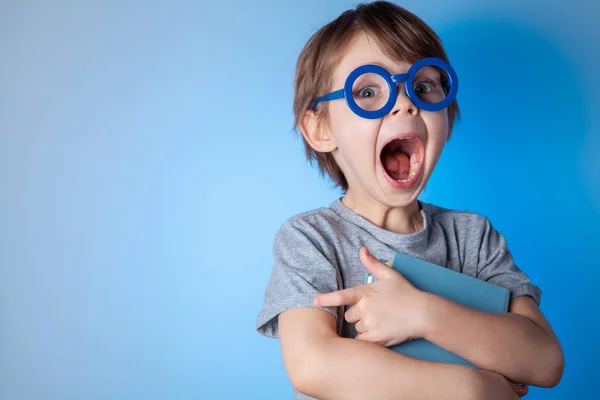 Porträt Eines Hübschen Süßen Jungen Mit Blauer Brille Auf Blauem — Stockfoto