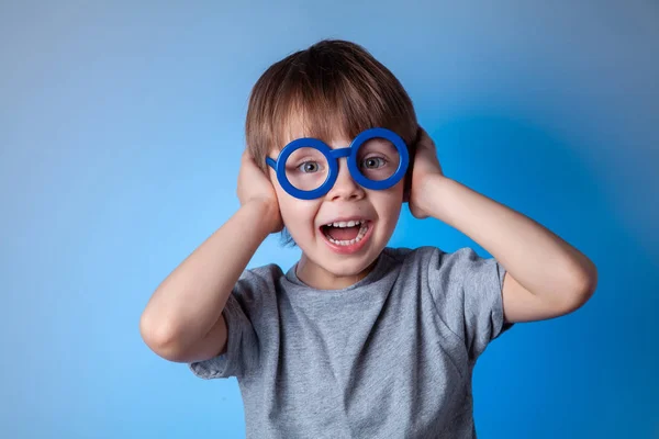 Porträt Eines Hübschen Süßen Jungen Mit Blauer Brille Auf Blauem — Stockfoto