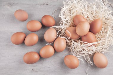 Masanın üzerine dağılmış çiğ tavuk yumurtası.