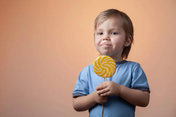 Schattige Baby Blij Met Een Grote Lekker Snoep — Stockfoto