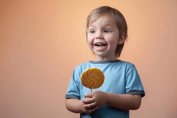 Bambino Felice Gioisce Caramelle Dolci Bastone — Foto Stock