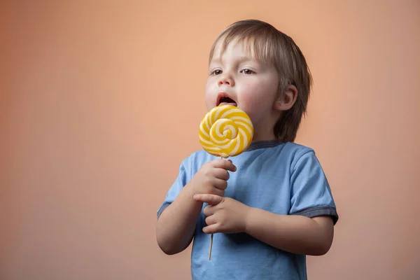 Carino Bambino Felice Con Una Grande Caramella Gustosa — Foto Stock