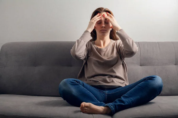 Jonge Aantrekkelijke Vrouw Depressie Met Een Hoofdpijn — Stockfoto