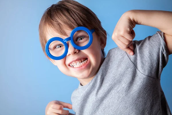 Niedliches Baby Blauer Brille Auf Blauem Hintergrund Studio — Stockfoto