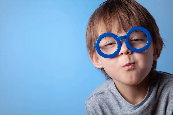 Niedliches Baby Blauer Brille Auf Blauem Hintergrund Studio — Stockfoto