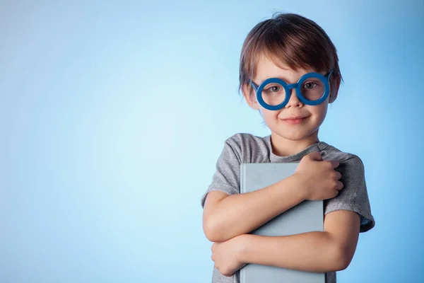 Niedliches Baby Blauer Brille Auf Blauem Hintergrund Studio — Stockfoto