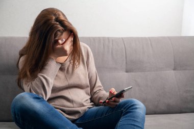 Genç bir kadın portresi. Üzüntü ve depresyon duyguları.