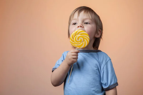 Een Kind Geniet Van Het Eten Van Snoep — Stockfoto