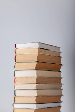 Gri bir arka plan üzerinde vintage kitap yığını.