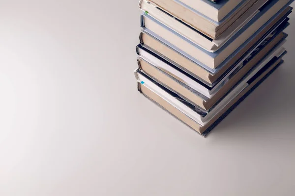 Ein Stapel Alter Und Neuer Bücher Auf Weißgrauem Hintergrund — Stockfoto