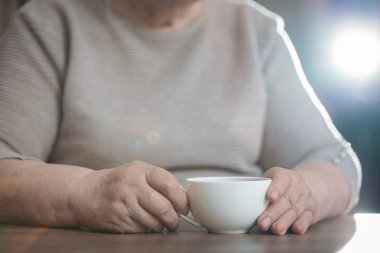 Kadın at break kahve içme. Kupası ve eller.