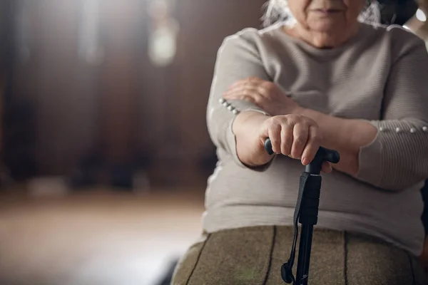 Una Anciana Sienta Dentro Con Una Varita — Foto de Stock