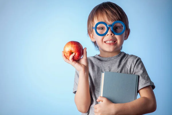 Porträt Eines Niedlichen Babys Auf Blauem Hintergrund Mit Einem Buch — Stockfoto