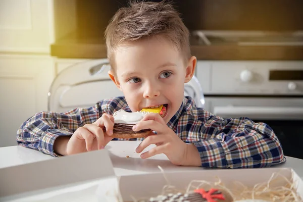 Szczęśliwym Chłopcem Jest Jedzenie Pyszne Pierniki Piękne Wielkanoc — Zdjęcie stockowe