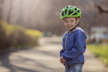 Silindir üzerinde bir çocuk portresi.