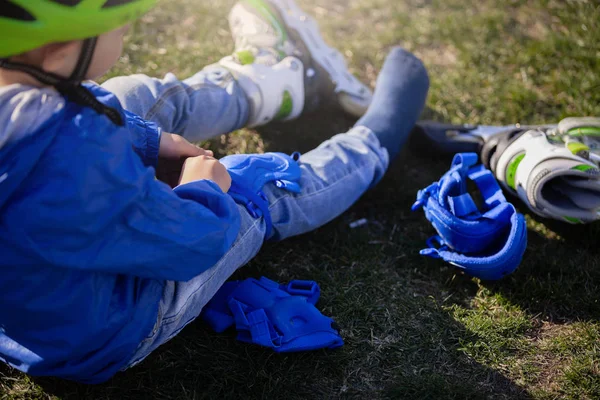 Atletik çocuk güneşli havalarda silindirler üzerinde çim sürme.