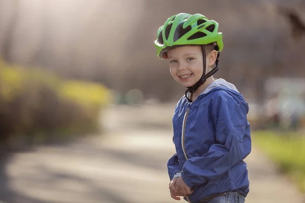 Wunderschönes Sportbaby Aktive Kindheit Der Junge Trägt Einen Helm — Stockfoto