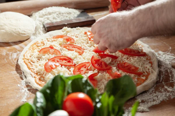 Männliche Koch Macht Köstliche Saftige Pizza Nahaufnahme — Stockfoto