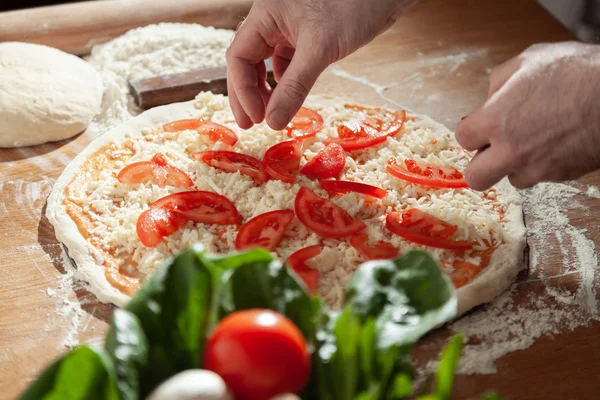 Chef Maschile Deliziosa Pizza Succosa Primo Piano Foto Stock