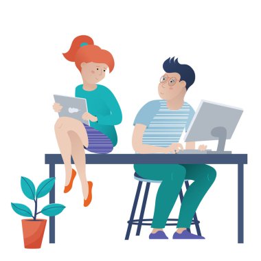 Bir tablet ve bilgisayarda çalışan bir çocuk ile kız