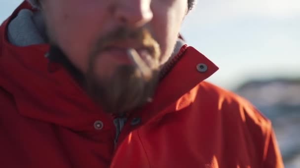 Hombre fuma un cigarrillo al aire libre primer plano — Vídeo de stock