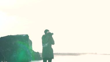 Seyahat kız güzel bir fotoğraf alır