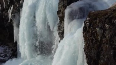 bir şelale ve donmuş nehir